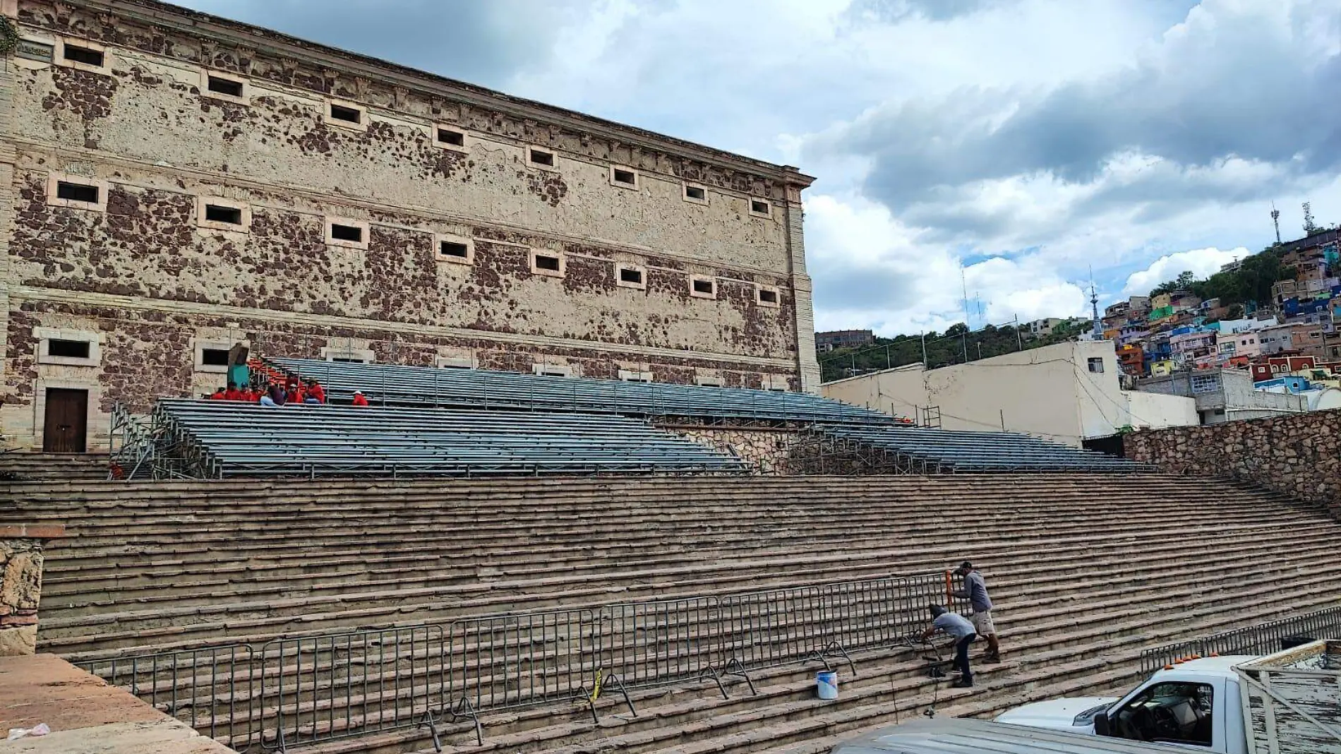 COMIENZA LA INSTALACIÓN DEL ESCENARIO EN LA ALHOND (8)